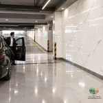 سرامیک خاک قرمز آداک براق کاشی ماهان سرام سرامیک خاک قرمز آداک براق کاشی ماهان سرام با ابعاد 120×60 سانتی‌متر، از محصولاتی است که می‌تواند در طراحی فضاهای مختلف داخلی مورد استفاده قرار گیرد. سرامیک خاک قرمز آداک براق کاشی ماهان سرام دارای زمینه‌ای بسیار روشن و نزدیک به سفید است و رگه‌های ظریف با طیف‌های گرم در سطح آن دیده می‌شود. همین ترکیب باعث می‌شود بتوان سرامیک خاک قرمز آداک براق کاشی ماهان سرام را در طراحی‌هایی با سبک مدرن، مینیمال و لوکس به کار برد. انتخاب سرامیک مناسب برای یک فضا تنها به رنگ و طرح محصول محدود نمی‌شود. ابعاد، میزان انعکاس نور، هماهنگی با سایر عناصر دکوراسیون، نوع کاربری فضا و نحوه اجرای سرامیک نیز در نتیجه نهایی تأثیر زیادی دارند. ابعاد 120×60 سانتی‌متر نیز امکان پوشش سطحی مناسب با تعداد بندکشی کمتر را فراهم می‌کند. این ویژگی به‌خصوص در طراحی دیوارهای بزرگ اهمیت دارد؛ زیرا سطح دیوار یکپارچه‌تر دیده می‌شود و نقش و طرح سرامیک فرصت بیشتری برای دیده شدن پیدا می‌کند.