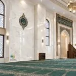 سرامیک خاک قرمز دلارین براق کاشی ماهان سرام سرامیک خاک قرمز دلارین براق کاشی ماهان سرام در ابعاد 120×60 سانتی‌متر، از جمله محصولاتی است که می‌توان از آن برای طراحی انواع دیوارهای داخلی و فضاهای مختلف استفاده کرد. ظاهر زمینه روشن سرامیک خاک قرمز دلارین براق کاشی ماهان سرام همراه با رگه‌های ظریف و گرم، امکان هماهنگ شدن با سبک‌های مختلف دکوراسیون را فراهم می‌کند. براق بودن سطح سرامیک خاک قرمز دلارین براق کاشی ماهان سرام نیز باعث می‌شود نور محیط روی سطح آن بازتاب پیدا کند و فضا در شرایط مناسب روشن‌تر و بازتر دیده شود. این ویژگی به‌خصوص در طراحی دیوارهای شاخص، لابی‌ها، فضاهای تجاری و سرویس‌های بهداشتی می‌تواند اهمیت بیشتری داشته باشد. انتخاب پوشش مناسب برای دیوارها یکی از مهم‌ترین مراحل طراحی داخلی و معماری است. یک پوشش دیواری مناسب علاوه بر ایجاد ظاهر زیبا، باید از نظر ابعاد، هماهنگی با سایر عناصر دکوراسیون، قابلیت نظافت و تناسب با نوع فضا نیز بررسی شود. در میان گزینه‌های موجود، سرامیک‌های بزرگ‌ابعاد به دلیل ایجاد سطح یکپارچه‌تر و کاهش تعداد بندها، مورد توجه طراحان و مصرف‌کنندگان قرار گرفته‌اند.