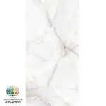 سرامیک خاک قرمز دلارین براق کاشی ماهان سرام سرامیک خاک قرمز دلارین براق کاشی ماهان سرام در ابعاد 120×60 سانتی‌متر، از جمله محصولاتی است که می‌توان از آن برای طراحی انواع دیوارهای داخلی و فضاهای مختلف استفاده کرد. ظاهر زمینه روشن سرامیک خاک قرمز دلارین براق کاشی ماهان سرام همراه با رگه‌های ظریف و گرم، امکان هماهنگ شدن با سبک‌های مختلف دکوراسیون را فراهم می‌کند. براق بودن سطح سرامیک خاک قرمز دلارین براق کاشی ماهان سرام نیز باعث می‌شود نور محیط روی سطح آن بازتاب پیدا کند و فضا در شرایط مناسب روشن‌تر و بازتر دیده شود. این ویژگی به‌خصوص در طراحی دیوارهای شاخص، لابی‌ها، فضاهای تجاری و سرویس‌های بهداشتی می‌تواند اهمیت بیشتری داشته باشد. انتخاب پوشش مناسب برای دیوارها یکی از مهم‌ترین مراحل طراحی داخلی و معماری است. یک پوشش دیواری مناسب علاوه بر ایجاد ظاهر زیبا، باید از نظر ابعاد، هماهنگی با سایر عناصر دکوراسیون، قابلیت نظافت و تناسب با نوع فضا نیز بررسی شود. در میان گزینه‌های موجود، سرامیک‌های بزرگ‌ابعاد به دلیل ایجاد سطح یکپارچه‌تر و کاهش تعداد بندها، مورد توجه طراحان و مصرف‌کنندگان قرار گرفته‌اند.