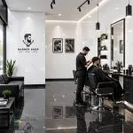 سرامیک خاک قرمز ماکیتا براق کاشی ماهان سرام سرامیک خاک قرمز ماکیتا براق کاشی ماهان سرام در ابعاد 120×60 سانتیمتر، یکی از گزینههایی است که میتوان برای پوشش و طراحی دیوار در فضاهای مختلف مورد توجه قرار داد. ابعاد بزرگتر نسبت به بسیاری از سرامیکهای معمولی باعث میشود تعداد بندهای قابل مشاهده در سطح کار کاهش پیدا کند و سطح دیوار ظاهر یکپارچهتری داشته باشد. در این مقاله، ویژگیهای ظاهری سرامیک خاک قرمز ماکیتا براق کاشی ماهان سرام، کاربردهای آن در ساختمانهای مسکونی و تجاری، مزایای سرامیکهای خاک قرمز، اصول طراحی فضا، نکات نصب و اهمیت خرید از فروشنده معتبر را بررسی میکنیم. انتخاب سرامیک مناسب برای دیوار، یکی از عوامل مهم در شکلگیری ظاهر نهایی یک ساختمان است. رنگ، طرح، ابعاد، میزان انعکاس نور و کیفیت سطح سرامیک میتوانند تأثیر قابل توجهی بر فضای داخلی داشته باشند. به همین دلیل، هنگام انتخاب یک محصول برای دیوارهای مسکونی یا تجاری، بهتر است علاوه بر ظاهر، ابعاد و نوع کاربرد آن نیز بررسی شود.