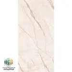 سرامیک خاک قرمز کارمانیا براق کاشی ماهان سرام سرامیک خاک قرمز کارمانیا براق کاشی ماهان سرام یکی از گزینه‌هایی است که به دلیل زمینه روشن، ظاهر مرمرگونه و رگه‌های گرم خود می‌تواند در طراحی فضاهای مختلف مورد توجه قرار گیرد. این محصول در ابعاد 120×60 سانتی‌متر تولید شده و به دلیل سطح براق، قابلیت ایجاد جلوه‌ای روشن‌تر و مرتب‌تر در فضای اجراشده را دارد. سرامیک خاک قرمز کارمانیا براق کاشی ماهان سرام، زمینه‌ای روشن و متمایل به سفید و کرم دیده می‌شود که با رگه‌های ظریف و گرم ترکیب شده است. این ترکیب باعث می‌شود سرامیک خاک قرمز کارمانیا براق کاشی ماهان سرام بتواند در کنار متریال‌هایی مانند چوب، سنگ، فلز، شیشه و رنگ‌های خنثی مورد استفاده قرار بگیرد. انتخاب سرامیک مناسب فقط به رنگ و طرح آن محدود نمی‌شود. ابعاد، میزان انعکاس نور، هماهنگی با سبک معماری، محل استفاده و نحوه اجرای محصول نیز در نتیجه نهایی تأثیر زیادی دارند. به همین دلیل هنگام انتخاب یک سرامیک برای پروژه ساختمانی، باید مجموعه‌ای از ویژگی‌های ظاهری و کاربردی را هم‌زمان بررسی کرد.