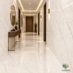 سرامیک خاک قرمز کارمانیا براق کاشی ماهان سرام سرامیک خاک قرمز کارمانیا براق کاشی ماهان سرام یکی از گزینه‌هایی است که به دلیل زمینه روشن، ظاهر مرمرگونه و رگه‌های گرم خود می‌تواند در طراحی فضاهای مختلف مورد توجه قرار گیرد. این محصول در ابعاد 120×60 سانتی‌متر تولید شده و به دلیل سطح براق، قابلیت ایجاد جلوه‌ای روشن‌تر و مرتب‌تر در فضای اجراشده را دارد. سرامیک خاک قرمز کارمانیا براق کاشی ماهان سرام، زمینه‌ای روشن و متمایل به سفید و کرم دیده می‌شود که با رگه‌های ظریف و گرم ترکیب شده است. این ترکیب باعث می‌شود سرامیک خاک قرمز کارمانیا براق کاشی ماهان سرام بتواند در کنار متریال‌هایی مانند چوب، سنگ، فلز، شیشه و رنگ‌های خنثی مورد استفاده قرار بگیرد. انتخاب سرامیک مناسب فقط به رنگ و طرح آن محدود نمی‌شود. ابعاد، میزان انعکاس نور، هماهنگی با سبک معماری، محل استفاده و نحوه اجرای محصول نیز در نتیجه نهایی تأثیر زیادی دارند. به همین دلیل هنگام انتخاب یک سرامیک برای پروژه ساختمانی، باید مجموعه‌ای از ویژگی‌های ظاهری و کاربردی را هم‌زمان بررسی کرد.