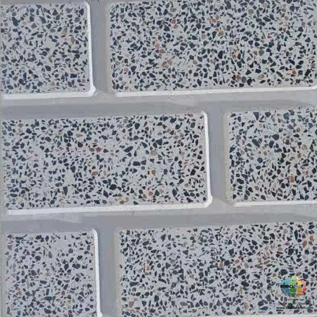 موزاییک اصفهان طرح سنگ ریز شیاردار اتوماتیک چیست؟ موزاییک اصفهان طرح سنگ ریز شیاردار اتوماتیک یکی از مدلهایی است که ظاهر آن بر پایه ترکیب دانهها و سنگریزههای ریز در زمینهای روشن شکل گرفته است. ، سطح موزاییک اصفهان طرح سنگ ریز شیاردار اتوماتیک دارای ترکیبی از دانههای تیره، روشن و برخی دانههای رنگی است که ظاهری شبیه به سنگریزههای طبیعی ایجاد میکند. وجود ساختار شیاردار نیز باعث میشود موزاییک اصفهان طرح سنگ ریز شیاردار اتوماتیک از موزاییکهای کاملاً ساده و یکدست متمایز باشد. این ویژگی میتواند در طراحی کف فضاهای بیرونی و محوطههایی که ظاهر بافتدار مورد توجه است، اهمیت داشته باشد. موزاییک اصفهان طرح سنگ ریز شیاردار اتوماتیک در ابعاد 40×40 سانتیمتر و ضخامت 2/5 (تولید دستی) و 3/5 سانتی متر (تولید تمام اتوماتیک) تولید شده سانتیمتر تولید میشود و میتوان آن را در پروژههای مختلف کفسازی با توجه به شرایط فنی و نوع کاربری بررسی کرد.موزاییک یکی از مصالح پرکاربرد برای اجرای کف در ساختمان، حیاط، پارکینگ و محوطههای مختلف است. تنوع در طرح، ابعاد، ضخامت و روش تولید باعث شده است که انواع مختلف موزاییک برای شرایط متفاوت قابل استفاده باشند.