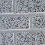 موزاییک اصفهان طرح سنگ ریز شیاردار اتوماتیک چیست؟ موزاییک اصفهان طرح سنگ ریز شیاردار اتوماتیک یکی از مدلهایی است که ظاهر آن بر پایه ترکیب دانهها و سنگریزههای ریز در زمینهای روشن شکل گرفته است. ، سطح موزاییک اصفهان طرح سنگ ریز شیاردار اتوماتیک دارای ترکیبی از دانههای تیره، روشن و برخی دانههای رنگی است که ظاهری شبیه به سنگریزههای طبیعی ایجاد میکند. وجود ساختار شیاردار نیز باعث میشود موزاییک اصفهان طرح سنگ ریز شیاردار اتوماتیک از موزاییکهای کاملاً ساده و یکدست متمایز باشد. این ویژگی میتواند در طراحی کف فضاهای بیرونی و محوطههایی که ظاهر بافتدار مورد توجه است، اهمیت داشته باشد. موزاییک اصفهان طرح سنگ ریز شیاردار اتوماتیک در ابعاد 40×40 سانتیمتر و ضخامت 2/5 (تولید دستی) و 3/5 سانتی متر (تولید تمام اتوماتیک) تولید شده سانتیمتر تولید میشود و میتوان آن را در پروژههای مختلف کفسازی با توجه به شرایط فنی و نوع کاربری بررسی کرد.موزاییک یکی از مصالح پرکاربرد برای اجرای کف در ساختمان، حیاط، پارکینگ و محوطههای مختلف است. تنوع در طرح، ابعاد، ضخامت و روش تولید باعث شده است که انواع مختلف موزاییک برای شرایط متفاوت قابل استفاده باشند.