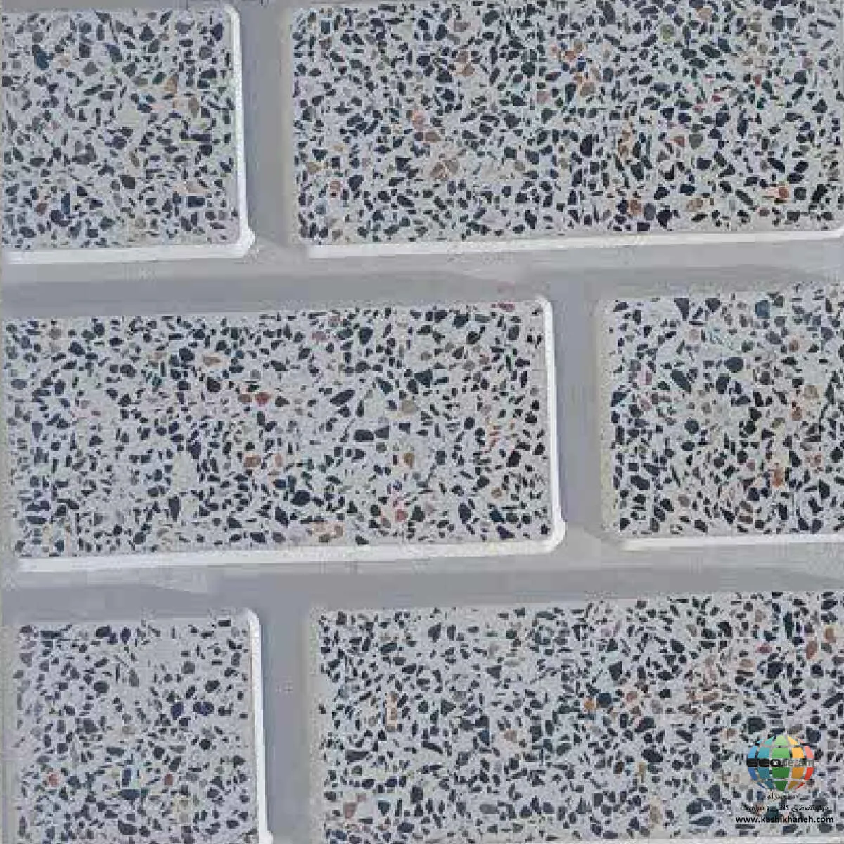 موزاییک اصفهان طرح سنگ ریز شیاردار اتوماتیک موزاییک اصفهان طرح سنگ ریز شیاردار اتوماتیک چیست؟ موزاییک اصفهان طرح سنگ ریز شیاردار اتوماتیک یکی از مدلهایی است که ظاهر آن بر پایه ترکیب دانهها و سنگریزههای ریز در زمینهای روشن شکل گرفته است. ، سطح موزاییک اصفهان طرح سنگ ریز شیاردار اتوماتیک دارای ترکیبی از دانههای تیره، روشن و برخی دانههای رنگی است که ظاهری شبیه به سنگریزههای طبیعی ایجاد میکند. وجود ساختار شیاردار نیز باعث میشود موزاییک اصفهان طرح سنگ ریز شیاردار اتوماتیک از موزاییکهای کاملاً ساده و یکدست متمایز باشد. این ویژگی میتواند در طراحی کف فضاهای بیرونی و محوطههایی که ظاهر بافتدار مورد توجه است، اهمیت داشته باشد. موزاییک اصفهان طرح سنگ ریز شیاردار اتوماتیک در ابعاد 40×40 سانتیمتر و ضخامت 2/5 (تولید دستی) و 3/5 سانتی متر (تولید تمام اتوماتیک) تولید شده سانتیمتر تولید میشود و میتوان آن را در پروژههای مختلف کفسازی با توجه به شرایط فنی و نوع کاربری بررسی کرد.موزاییک یکی از مصالح پرکاربرد برای اجرای کف در ساختمان، حیاط، پارکینگ و محوطههای مختلف است. تنوع در طرح، ابعاد، ضخامت و روش تولید باعث شده است که انواع مختلف موزاییک برای شرایط متفاوت قابل استفاده باشند.