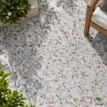 موزاییک اصفهان سنگ درشت حضرتی اتوماتیک؛ انتخابی کاربردی برای کفسازی موزاییک اصفهان سنگ درشت حضرتی اتوماتیک با ظاهر سنگدانهای، زمینه روشن و ترکیب رنگهای طبیعی، یکی از گزینههایی است که میتواند برای طیف متنوعی از پروژههای کفسازی مورد استفاده قرار گیرد. ابعاد 40×40 سانتیمتر و ضخامت 2/5 (تولید دستی) و 3/5 سانتی متر (تولید تمام اتوماتیک) تولید شده و انتخاب ضخامت مناسب باید بر اساس نوع کاربری و شرایط اجرای پروژه انجام شود. موزاییک اصفهان سنگ درشت حضرتی اتوماتیک از نظر ظاهری دارای زمینهای روشن است که سنگدانههایی در طیفهای سفید، خاکستری، کرم، قهوهای و رنگهای نزدیک به آن در سطح آن دیده میشود. این ترکیب باعث میشود سطح موزاییک اصفهان سنگ درشت حضرتی اتوماتیک حالت سنگی و طبیعی داشته باشد و در بسیاری از طراحیهای محوطهسازی بهراحتی با سایر عناصر هماهنگ شودانتخاب یک پوشش مناسب برای کف حیاط، پارکینگ، پیادهرو و محوطههای مختلف، تأثیر زیادی بر دوام، زیبایی و هزینههای نگهداری ساختمان دارد.