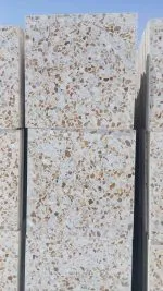 موزاییک اصفهان سنگ درشت حضرتی اتوماتیک؛ انتخابی کاربردی برای کفسازی موزاییک اصفهان سنگ درشت حضرتی اتوماتیک با ظاهر سنگدانهای، زمینه روشن و ترکیب رنگهای طبیعی، یکی از گزینههایی است که میتواند برای طیف متنوعی از پروژههای کفسازی مورد استفاده قرار گیرد. ابعاد 40×40 سانتیمتر و ضخامت 2/5 (تولید دستی) و 3/5 سانتی متر (تولید تمام اتوماتیک) تولید شده و انتخاب ضخامت مناسب باید بر اساس نوع کاربری و شرایط اجرای پروژه انجام شود. موزاییک اصفهان سنگ درشت حضرتی اتوماتیک از نظر ظاهری دارای زمینهای روشن است که سنگدانههایی در طیفهای سفید، خاکستری، کرم، قهوهای و رنگهای نزدیک به آن در سطح آن دیده میشود. این ترکیب باعث میشود سطح موزاییک اصفهان سنگ درشت حضرتی اتوماتیک حالت سنگی و طبیعی داشته باشد و در بسیاری از طراحیهای محوطهسازی بهراحتی با سایر عناصر هماهنگ شودانتخاب یک پوشش مناسب برای کف حیاط، پارکینگ، پیادهرو و محوطههای مختلف، تأثیر زیادی بر دوام، زیبایی و هزینههای نگهداری ساختمان دارد.