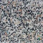 موزاییک اصفهان طرح آجیلی سنگ درشت اتوماتیک موزاییک اصفهان طرح آجیلی سنگ درشت اتوماتیک یکی از گزینه‌های مناسب برای کف‌سازی فضاهای مختلف به‌خصوص حیاط، محوطه، پارکینگ، پیاده‌رو و فضاهای بیرونی است. ابعاد 40×40 سانتی‌متر و ضخامت 2/5 (تولید دستی) و 3/5 سانتی متر (تولید تمام اتوماتیک) تولید شده و همین تنوع در ضخامت، امکان انتخاب محصول متناسب با نوع کاربری را فراهم می‌کند. طرح موزاییک اصفهان طرح آجیلی سنگ درشت اتوماتیک نیز باعث شده سطح موزاییک ظاهر دانه‌دار، طبیعی و متنوعی داشته باشد و در کنار کاربردی بودن، جلوه مناسبی به کف فضا ببخشد.