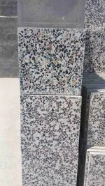 موزاییک اصفهان طرح آجیلی سنگ درشت اتوماتیک موزاییک اصفهان طرح آجیلی سنگ درشت اتوماتیک یکی از گزینه‌های مناسب برای کف‌سازی فضاهای مختلف به‌خصوص حیاط، محوطه، پارکینگ، پیاده‌رو و فضاهای بیرونی است. ابعاد 40×40 سانتی‌متر و ضخامت 2/5 (تولید دستی) و 3/5 سانتی متر (تولید تمام اتوماتیک) تولید شده و همین تنوع در ضخامت، امکان انتخاب محصول متناسب با نوع کاربری را فراهم می‌کند. طرح موزاییک اصفهان طرح آجیلی سنگ درشت اتوماتیک نیز باعث شده سطح موزاییک ظاهر دانه‌دار، طبیعی و متنوعی داشته باشد و در کنار کاربردی بودن، جلوه مناسبی به کف فضا ببخشد.
