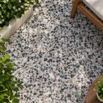 موزاییک اصفهان طرح آجیلی سنگ درشت اتوماتیک موزاییک اصفهان طرح آجیلی سنگ درشت اتوماتیک یکی از گزینه‌های مناسب برای کف‌سازی فضاهای مختلف به‌خصوص حیاط، محوطه، پارکینگ، پیاده‌رو و فضاهای بیرونی است. ابعاد 40×40 سانتی‌متر و ضخامت 2/5 (تولید دستی) و 3/5 سانتی متر (تولید تمام اتوماتیک) تولید شده و همین تنوع در ضخامت، امکان انتخاب محصول متناسب با نوع کاربری را فراهم می‌کند. طرح موزاییک اصفهان طرح آجیلی سنگ درشت اتوماتیک نیز باعث شده سطح موزاییک ظاهر دانه‌دار، طبیعی و متنوعی داشته باشد و در کنار کاربردی بودن، جلوه مناسبی به کف فضا ببخشد.