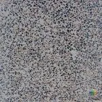 موزاییک اصفهان طرح آجیلی سنگ ریز اتوماتیک موزاییک اصفهان طرح آجیلی سنگ ریز اتوماتیک یکی از گزینه‌های کاربردی و زیبا برای پوشش کف فضاهای مختلف، به‌خصوص حیاط، پارکینگ، محوطه ساختمان و مسیرهای رفت‌وآمد است. موزاییک اصفهان طرح آجیلی سنگ ریز اتوماتیک در ابعاد 40×40 سانتی‌متر و ضخامت 2/5 (تولید دستی) و 3/5 سانتی متر (تولید تمام اتوماتیک) تولید شده و ظاهر آن از ترکیب سنگ‌ریزه‌های ریز با رنگ‌های متنوع در زمینه‌ای روشن شکل گرفته است. این ترکیب، ظاهری شبیه به سطح سنگی و تراتزو ایجاد می‌کند و می‌تواند در طراحی فضاهای بیرونی جلوه‌ای منظم و متفاوت به وجود آورد. موزاییک اصفهان طرح آجیلی سنگ ریز اتوماتیک به دلیل وجود دانه‌های سنگی در اندازه‌ها و رنگ‌های مختلف، سطحی با بافت بصری متنوع ایجاد می‌کند. این ویژگی باعث می‌شود کف اجراشده یکنواخت و ساده به نظر نرسد و در کنار مصالح مختلف ساختمانی، جلوه‌ای کاربردی و هماهنگ داشته باشد.