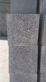 موزاییک اصفهان طرح آجیلی سنگ ریز اتوماتیک موزاییک اصفهان طرح آجیلی سنگ ریز اتوماتیک یکی از گزینه‌های کاربردی و زیبا برای پوشش کف فضاهای مختلف، به‌خصوص حیاط، پارکینگ، محوطه ساختمان و مسیرهای رفت‌وآمد است. موزاییک اصفهان طرح آجیلی سنگ ریز اتوماتیک در ابعاد 40×40 سانتی‌متر و ضخامت 2/5 (تولید دستی) و 3/5 سانتی متر (تولید تمام اتوماتیک) تولید شده و ظاهر آن از ترکیب سنگ‌ریزه‌های ریز با رنگ‌های متنوع در زمینه‌ای روشن شکل گرفته است. این ترکیب، ظاهری شبیه به سطح سنگی و تراتزو ایجاد می‌کند و می‌تواند در طراحی فضاهای بیرونی جلوه‌ای منظم و متفاوت به وجود آورد. موزاییک اصفهان طرح آجیلی سنگ ریز اتوماتیک به دلیل وجود دانه‌های سنگی در اندازه‌ها و رنگ‌های مختلف، سطحی با بافت بصری متنوع ایجاد می‌کند. این ویژگی باعث می‌شود کف اجراشده یکنواخت و ساده به نظر نرسد و در کنار مصالح مختلف ساختمانی، جلوه‌ای کاربردی و هماهنگ داشته باشد.