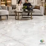 سرامیک خاک سفید آتوسا براق کاشی ماهان سرام؛ بررسی و خرید سرامیک خاک سفید آتوسا براق کاشی ماهان سرام یکی از محصولاتی است که با رنگ روشن، ظاهر براق و ابعاد 80×80 سانتی‌متر، برای افرادی که به دنبال ایجاد فضایی روشن و امروزی هستند، گزینه قابل توجهی محسوب می‌شود. سرامیک خاک سفید آتوسا براق کاشی ماهان سرام با زمینه سفید و رگه‌های ظریف و طبیعی، ظاهری نزدیک به سنگ‌های روشن دارد و می‌تواند در طراحی فضاهایی با سبک مدرن، مینیمال و لوکس مورد استفاده قرار گیرد. ابعاد 80×80 سانتی‌متری نیز باعث می‌شود تعداد بندهای قابل مشاهده در سطح اجرا کاهش پیدا کند و سطح نهایی یکپارچه‌تر به نظر برسد. انتخاب سرامیک مناسب یکی از مهم‌ترین مراحل طراحی و اجرای یک فضای داخلی زیبا و کاربردی است. رنگ، ابعاد، میزان انعکاس نور، طرح سطح و کیفیت ساخت سرامیک، همگی می‌توانند بر نتیجه نهایی دکوراسیون تأثیرگذار باشند.