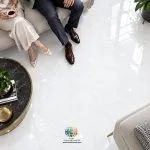 سرامیک خاک سفید سیمین براق کاشی ماهان سرام سرامیک خاک سفید سیمین براق کاشی ماهان سرام با ابعاد ۸۰×۸۰ سانتی‌متر، محصولی است که می‌توان برای فضاهای داخلی با طراحی روشن و امروزی بررسی کرد.  سرامیک خاک سفید سیمین براق کاشی ماهان سرام بدنه خاک سفید، سطح براق و چهار فیس دارد. این مشخصات به خریدار کمک می‌کنند تا محصول را از نظر ظاهر، اندازه و تناسب با فضای موردنظر ارزیابی کند. در ادامه، ویژگی‌های سرامیک خاک سفید سیمین براق کاشی ماهان سرام، کاربردهای احتمالی، اصول انتخاب، نکات نصب و روش‌های نگهداری آن را بررسی می‌کنیم تا بتوانید با شناخت بیشتری برای خرید تصمیم بگیرید. انتخاب کف‌پوش مناسب یکی از تصمیم‌های مهم در طراحی داخلی ساختمان است؛ زیرا کف، بخش بزرگی از فضای قابل مشاهده را تشکیل می‌دهد و بر روشنایی، هماهنگی رنگ‌ها و جلوه نهایی دکوراسیون تأثیر می‌گذارد. در میان گزینه‌های موجود، سرامیک‌های روشن و براق به دلیل ظاهر شفاف و قابلیت هماهنگی با سبک‌های مختلف طراحی، توجه بسیاری از خریداران را جلب می‌کنند.