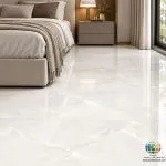 سرامیک خاک سفید بازالت براق کاشی ماهان سرام؛ انتخابی برای دکوراسیون مدرن سرامیک خاک سفید بازالت براق کاشی ماهان سرام محصولی است که با ظاهر روشن، سطح براق و ابعاد ۸۰×۸۰ سانتیمتر میتواند در طراحی فضاهای مسکونی و برخی محیطهای تجاری مورد توجه قرار گیرد.سرامیک خاک سفید بازالت براق کاشی ماهان سرام زمینهای سفید متمایل به شیری با رگههای ظریف و ملایم دارد که جلوهای آرام و سنگمانند ایجاد میکند. سطح روشن سرامیک خاک سفید بازالت براق کاشی ماهان سرام امکان ترکیب آن با طیف متنوعی از رنگها را فراهم میکند. همچنین، انعکاس نور از سطح براق میتواند به روشنتر دیده شدن فضا کمک کند؛ هرچند نتیجه نهایی به میزان نور طبیعی، نورپردازی و رنگ سایر عناصر محیط بستگی دارد. انتخاب سرامیک مناسب یکی از مراحل مهم در طراحی و اجرای فضای داخلی ساختمان است. کفپوش و دیوارپوش علاوه بر تأثیر مستقیم بر زیبایی محیط، در نظافت روزانه، هماهنگی اجزای دکوراسیون و کیفیت نهایی فضا نیز نقش دارند. به همین دلیل، هنگام خرید سرامیک باید عواملی مانند رنگ، ابعاد، نوع سطح، سبک طراحی و محل نصب را در نظر گرفت. در این مقاله، مشخصات ظاهری، کاربردها، مزایا، نکات مهم خرید، شیوه نصب و روشهای صحیح نگهداری از سرامیک خاک سفید بازالت براق کاشی ماهان سرام را بررسی میکنیم تا انتخابی آگاهانهتر داشته باشید.
