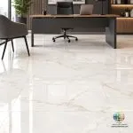 سرامیک خاک سفید ترامیت براق کاشی ماهان سرام معرفی سرامیک خاک سفید ترامیت براق کاشی ماهان سرام سرامیک خاک سفید ترامیت براق کاشی ماهان سرام یکی از گزینههایی است که با زمینه روشن، رگههای ظریف و سطح براق، قابلیت استفاده در دکوراسیونهای متنوع را دارد. سرامیک خاک سفید ترامیت براق کاشی ماهان سرام در ابعاد 80×80 سانتیمتر معرفی شده است. ترکیب رنگ سفید با رگههایی به رنگ کرم و طلایی ملایم، ظاهری نزدیک به سنگهای طبیعی روشن ایجاد میکند. چنین طرحی برای افرادی مناسب است که به دنبال فضایی روشن، مرتب و هماهنگ با سبکهای مدرن یا کلاسیک هستند. سرامیک خاک سفید ترامیت براق کاشی ماهان سرام را میتوان برای کف سالن پذیرایی، اتاق نشیمن، لابی و برخی فضاهای داخلی دیگر بررسی کرد. انتخاب نهایی باید با توجه به ویژگیهای فنی محصول، شرایط محیط، میزان رفتوآمد و توصیههای تولیدکننده انجام شود. انتخاب سرامیک مناسب یکی از مهمترین مراحل در طراحی و اجرای دکوراسیون داخلی ساختمان است. کفپوشی که از نظر رنگ، طرح، ابعاد و کیفیت با فضای موردنظر هماهنگ باشد، میتواند تأثیر چشمگیری بر زیبایی محیط بگذارد.