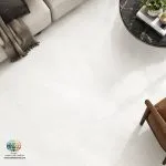 سرامیک خاک سفید آراز مات کاشی ماهان سرام سرامیک خاک سفید آراز مات کاشی ماهان سرام یکی از گزینه‌هایی است که می‌توان برای طراحی فضاهای روشن و امروزی بررسی کرد. ،سرامیک خاک سفید آراز مات کاشی ماهان سرام زمینه‌ای سفید و روشن با رگه‌های بسیار ملایم و ظاهری نزدیک به طرح سنگ دیده می‌شود. سطح مات آن نیز جلوه‌ای آرام و کم‌انعکاس ایجاد می‌کند که می‌تواند با سبک‌های مختلف دکوراسیون هماهنگ شود. ابعاد ۸۰×۸۰ سانتی‌متری سرامیک خاک سفید آراز مات کاشی ماهان سرام ، آن را به گزینه‌ای قابل بررسی برای فضاهایی مانند پذیرایی، اتاق خواب، دفتر کار و برخی محیط‌های تجاری تبدیل می‌کند. البته انتخاب نهایی باید با توجه به مشخصات فنی محصول، شرایط محیط و توصیه‌های تولیدکننده انجام شود. انتخاب سرامیک مناسب یکی از مراحل مهم در طراحی و تکمیل فضای داخلی ساختمان است. کف‌پوش و پوشش‌های سرامیکی علاوه بر تأثیر بر زیبایی محیط، در نظافت روزمره، هماهنگی اجزای دکوراسیون و حس بصری فضا نیز نقش دارند. به همین دلیل، پیش از خرید باید عواملی مانند رنگ، طرح، ابعاد، نوع سطح، محل نصب و شیوه نگهداری محصول را در نظر گرفت.