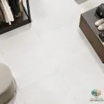 سرامیک خاک سفید کلاویا مات کاشی ماهان سرام سرامیک خاک سفید کلاویا مات کاشی ماهان سرام یکی از گزینههایی است که میتوان برای طراحی فضاهای روشن، ساده و امروزی بررسی کرد. سرامیک خاک سفید کلاویا مات کاشی ماهان سرام دارای ابعاد 80×80 سانتیمتر و لعاب مات و سطحی روشن با زمینه سفید و بافت ملایم می باشد. چنین ظاهری میتواند برای افرادی که به دنبال ایجاد فضایی آرام و هماهنگ هستند، جذاب باشد. البته انتخاب نهایی باید با توجه به مشخصات فنی محصول، محل نصب، میزان رفتوآمد و شرایط استفاده انجام شود. در این راهنما، ویژگیهای ظاهری سرامیک خاک سفید کلاویا مات کاشی ماهان سرام ، کاربردهای پیشنهادی، نکات مهم پیش از خرید، روشهای صحیح نظافت و عوامل مؤثر بر قیمت آن را بررسی میکنیم تا بتوانید با آگاهی بیشتری برای انتخاب کفپوش مورد نیاز خود تصمیم بگیرید. انتخاب سرامیک مناسب برای کف ساختمان یکی از تصمیمهای مهم در طراحی و تکمیل فضای داخلی است. رنگ، ابعاد، نوع سطح، کیفیت نصب و هماهنگی کفپوش با سایر اجزای دکوراسیون، همگی بر نتیجه نهایی تأثیر میگذارند.