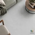 سرامیک خاک سفید منتیا طوسی مات کاشی ماهان سرام سرامیک خاک سفید منتیا طوسی مات کاشی ماهان سرام یکی از گزینه‌هایی است که می‌توان برای طراحی فضاهای امروزی مورد بررسی قرار داد. ترکیب رنگ طوسی با سطح مات، ظاهری ساده و قابل هماهنگی با سبک‌های مختلف دکوراسیون ایجاد می‌کند. ابعاد ۸۰×۸۰ سانتی‌متر نیز این محصول را در گروه سرامیک‌های مربعی با ابعاد نسبتاً بزرگ قرار می‌دهد. اگر قصد دارید برای سالن پذیرایی، اتاق خواب، دفتر کار یا یک فضای تجاری سرامیک انتخاب کنید، شناخت ویژگی‌های ظاهری، اصول نصب و روش نگهداری آن به شما کمک می‌کند تصمیم دقیق‌تری بگیرید. در ادامه، نکات مهم درباره سرامیک خاک سفید منتیا طوسی مات کاشی ماهان سرام و معیارهای انتخاب آن را بررسی می‌کنیم. انتخاب کف‌پوش مناسب یکی از تصمیم‌های مهم در طراحی و بازسازی ساختمان است؛ زیرا رنگ، ابعاد و نوع سطح سرامیک می‌تواند بر ظاهر کلی فضا، هماهنگی اجزای دکوراسیون و حتی احساس روشنایی محیط تأثیر بگذارد. به همین دلیل، آشنایی با مدل‌های مختلف سرامیک پیش از خرید اهمیت زیادی دارد.