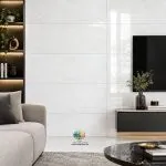 سرامیک خاک سفید آلمریا براق کاشی ماهان سرام سرامیک خاک سفید آلمریا براق کاشی ماهان سرام با ابعاد 120×60 سانتیمتر، محصولی است که میتوان آن را برای طراحی فضاهای مدرن و امروزی بررسی کرد. ترکیب زمینه روشن و لعاب براق، امکان ایجاد فضایی شیک و منظم را فراهم میکند و به طراح اجازه میدهد سرامیک خاک سفید آلمریا براق کاشی ماهان سرام را با طیف گستردهای از رنگها و متریالهای دکوراتیو هماهنگ کند. در این مقاله، ویژگیهای ظاهری، کاربردها، مزایا، نکات نصب، روش نظافت و معیارهای مهم خریدسرامیک خاک سفید آلمریا براق کاشی ماهان سرام را بررسی میکنیم تا انتخابی آگاهانهتر داشته باشید. انتخاب سرامیک مناسب یکی از تصمیمهای مهم در طراحی و بازسازی ساختمان است؛ زیرا کفپوش و پوشش دیوار میتوانند تأثیر قابلتوجهی بر ظاهر فضا، میزان روشنایی و هماهنگی اجزای دکوراسیون داشته باشند. به همین دلیل، هنگام انتخاب سرامیک باید علاوه بر رنگ و طرح، به ابعاد، نوع سطح، محل نصب و شیوه نگهداری آن نیز توجه کرد.