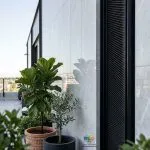 معرفی سرامیک خاک سفید تانا براق کاشی ماهان سرام سرامیک خاک سفید تانا براق کاشی ماهان سرام در ابعاد ۱۲۰×۶۰ سانتی‌متر، گزینه‌ای برای افرادی است که به سطوح روشن و طرح‌های الهام‌گرفته از سنگ طبیعی علاقه دارند. ،سرامیک خاک سفید تانا براق کاشی ماهان سرام زمینه‌ای روشن با رگه‌های سفید و خاکستری دارد که می‌تواند در طراحی فضاهای داخلی جلوه‌ای مدرن و هماهنگ ایجاد کند. سطح براق سرامیک خاک سفید تانا براق کاشی ماهان سرام نیز از نظر ظاهری اهمیت دارد؛ زیرا بازتاب نور از سطح می‌تواند به روشن‌تر دیده شدن محیط کمک کند. ترکیب زمینه روشن با رگه‌های سنگ‌مانند، امکان هماهنگی با رنگ‌های خنثی، چوب، مبلمان مدرن و دکوراسیون ساده را فراهم می‌کند. ابعاد ۱۲۰×۶۰ سانتی‌متر برای افرادی که به استفاده از قطعات نسبتاً بزرگ علاقه دارند، قابل توجه است. این ابعاد در صورت اجرای اصولی می‌تواند تعداد بندهای قابل مشاهده را در مقایسه با برخی ابعاد کوچک‌تر کاهش دهد و به ایجاد سطحی منظم‌تر کمک کند. انتخاب کاشی و سرامیک مناسب یکی از مراحل مهم در طراحی و تکمیل ساختمان است. رنگ، طرح، ابعاد و نوع سطح سرامیک می‌توانند تأثیر زیادی بر ظاهر نهایی فضا داشته باشند. به همین دلیل، هنگام خرید باید علاوه بر زیبایی محصول، ویژگی‌های فنی و تناسب آن با محل نصب را نیز در نظر گرفت. با این حال، برای انتخاب نهایی باید محل استفاده، میزان رفت‌وآمد، شرایط رطوبتی و مشخصات فنی تأییدشده سرامیک خاک سفید تانا براق کاشی ماهان سرام بررسی شود.