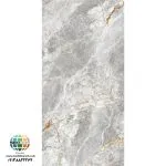 سرامیک خاک سفید ماکان براق کاشی ماهان سرام معرفی سرامیک خاک سفید ماکان براق کاشی ماهان سرام سرامیک خاک سفید ماکان براق کاشی ماهان سرام محصولی با ابعاد 120×60 سانتیمتر است که در تصویر ارائهشده، زمینهای ترکیبی از سفید و طوسی روشن با رگههای طلایی و قهوهای دارد. این ترکیب رنگی میتواند در کنار متریالهایی مانند چوب، فلزات طلایی، شیشه و رنگهای خنثی، فضایی هماهنگ و چشمنواز ایجاد کند. ابعاد مستطیلی سرامیک خاک سفید ماکان براق کاشی ماهان سرام برای طراحی سطوح کشیده و اجرای چیدمانهای مدرن مناسب است. از طرف دیگر، ظاهر براق آن به انعکاس نور کمک میکند و میتواند در فضاهای داخلی با نورپردازی مناسب، جلوه سطح را برجستهتر نشان دهد. سرامیک خاک سفید ماکان براق کاشی ماهان سرام برای افرادی قابل بررسی است که میخواهند بدون استفاده گسترده از سنگ طبیعی، از ظاهر سنگی و رگههای تزئینی در طراحی داخلی بهره ببرند. البته انتخاب نهایی باید با توجه به محل نصب، شرایط محیط و مشخصات فنی تأییدشده محصول انجام شود. انتخاب پوشش مناسب برای دیوارها و بخشهای مختلف ساختمان، تأثیر زیادی بر زیبایی، هماهنگی و جلوه نهایی دکوراسیون دارد. در میان طرحهای متنوع موجود در بازار، سرامیکهایی با ظاهر سنگ طبیعی، زمینه روشن و رگههای ظریف رنگی، برای افرادی که به دنبال فضایی شیک و امروزی هستند، جذابیت ویژهای دارند.