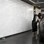 سرامیک خاک سفید ماکان روشن براق کاشی ماهان سرام؛ انتخابی مدرن برای فضاهای لوکس سرامیک خاک سفید ماکان روشن براق کاشی ماهان سرام یکی از گزینه‌هایی است که می‌توان برای بررسی در پروژه‌های دکوراسیون داخلی در نظر گرفت. سرامیک خاک سفید ماکان روشن براق کاشی ماهان سرام با زمینه روشن، طرح الهام‌گرفته از سنگ طبیعی، سطح براق و ابعاد 120×60 سانتی‌متر، برای افرادی مناسب است که به دنبال ظاهری روشن و امروزی هستند. در ادامه، ویژگی‌های ظاهری و فنی قابل بررسی، کاربردهای پیشنهادی، مزایا، روش نگهداری و نکات مهم خرید سرامیک خاک سفید ماکان روشن براق کاشی ماهان سرام را معرفی می‌کنیم. انتخاب سرامیک مناسب یکی از تصمیم‌های مهم در طراحی و بازسازی ساختمان است؛ زیرا رنگ، طرح، ابعاد و نوع سطح سرامیک بر ظاهر نهایی فضا تأثیر می‌گذارند. محصولی که بتواند با سبک‌های مختلف دکوراسیون هماهنگ شود، امکان انتخاب متریال‌های مکمل را آسان‌تر می‌کند و به ایجاد فضایی منظم و زیبا کمک می‌رساند.
