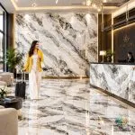 سرامیک خاک سفید تیارا براق کاشی ماهان سرام سرامیک خاک سفید تیارا براق کاشی ماهان سرام در ابعاد 120×60 سانتی‌متر معرفی شده و در تصویر آن، زمینه‌ای سفید و روشن با رگه‌های طوسی، خاکستری تیره، مشکی و طلایی دیده می‌شود. ترکیب این رنگ‌ها، ظاهر سنگ‌های طبیعی رگه‌دار را تداعی می‌کند و امکان استفاده از سرامیک خاک سفید تیارا براق کاشی ماهان سرام را در دکوراسیون‌های لوکس، مدرن و مینیمال فراهم می‌سازد. سطح براق، جلوه رگه‌های طرح و ابعاد نسبتاً بزرگ سرامیک خاک سفید تیارا براق کاشی ماهان سرام باعث می‌شود هنگام انتخاب آن، علاوه بر زیبایی، به محل نصب، نورپردازی، رنگ سایر اجزای دکوراسیون و روش اجرا نیز توجه داشته باشید. در ادامه، ویژگی‌های ظاهری سرامیک خاک سفید تیارا براق کاشی ماهان سرام، مزایا، کاربردها، نکات نصب و نگهداری و عوامل مؤثر بر قیمت آن را بررسی می‌کنیم تا بتوانید با شناخت بیشتری برای خرید تصمیم بگیرید. انتخاب سرامیک مناسب یکی از تصمیم‌های مهم در طراحی و تکمیل ساختمان است؛ زیرا طرح، رنگ، ابعاد و نوع سطح آن می‌توانند تأثیر زیادی بر ظاهر نهایی فضا داشته باشند. اگر به دکوراسیون مدرن، رنگ‌های روشن و طرح سنگ مرمر علاقه دارید، سرامیک خاک سفید تیارا براق کاشی ماهان سرام یکی از گزینه‌هایی است که می‌توانید هنگام انتخاب پوشش مناسب برای ساختمان بررسی کنید.
