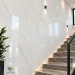 سرامیک خاک سفید گوردون براق کاشی ماهان سرام سرامیک خاک سفید گوردون براق کاشی ماهان سرام میتواند یکی از گزینههای قابل بررسی برای فضای موردنظر شما باشد. سرامیک خاک سفید گوردون براق کاشی ماهان سرام در ابعاد ۱۲۰×۶۰ سانتیمتر معرفی شده و در تصویر آن زمینهای سفید با رگههای ظریف طوسی و خاکستری روشن دیده میشود. ترکیب رنگی آرام و طرح سنگی آن امکان هماهنگی با سبکهای مختلف دکوراسیون، از طراحی مدرن و مینیمال تا فضاهای لوکس و امروزی را فراهم میکند. در ادامه، ویژگیهای ظاهری سرامیک خاک سفید گوردون براق کاشی ماهان سرام، کاربردهای پیشنهادی، مزایا، نکات نصب و نگهداری و مواردی را که هنگام خرید باید بررسی کنید، توضیح میدهیم. انتخاب کفپوش و پوشش دیوار یکی از مهمترین مراحل طراحی دکوراسیون داخلی است. رنگ، ابعاد، میزان انعکاس نور و طرح سطح سرامیک میتوانند تأثیر زیادی بر ظاهر نهایی یک محیط داشته باشند. اگر به دنبال محصولی با زمینه روشن، طرح سنگ مرمر و جلوهای براق هستید