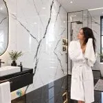 سرامیک خاک سفید لامرد براق کاشی ماهان سرام سرامیک خاک سفید لامرد براق کاشی ماهان سرام محصولی با زمینه سفید و رگههای طوسی و مشکی است که از ظاهر سنگهای مرمر طبیعی الهام میگیرد. ترکیب رنگ روشن و خطوط تیره، جلوهای چشمگیر به سطح میدهد و امکان استفاده از آن را در دکوراسیونهای مدرن، مینیمال و کلاسیک فراهم میکند. سرامیک خاک سفید لامرد براق کاشی ماهان سرام در ابعاد ۱۲۰×۶۰ سانتیمتر معرفی شده است و به دلیل فرم مستطیلی، میتواند در طراحی دیوارها و کف فضاهای مختلف مورد استفاده قرار گیرد. در ادامه، ویژگیهای ظاهری، مزایا، کاربردها و نکات مهم خرید و نگهداری سرامیک خاک سفید لامرد براق کاشی ماهان سرام را بررسی میکنیم. انتخاب سرامیک مناسب یکی از مهمترین مراحل طراحی و تکمیل دکوراسیون داخلی است. رنگ، ابعاد، نوع لعاب و طرح سطح سرامیک میتوانند تأثیر زیادی بر زیبایی محیط، میزان روشنایی و هماهنگی اجزای دکوراسیون داشته باشند. به همین دلیل، شناخت ویژگیهای محصولات پیش از خرید به انتخابی آگاهانهتر کمک میکند.
