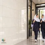 سرامیک خاک سفید والنسی روشن براق کاشی ماهان سرام سرامیک خاک سفید والنسی روشن براق کاشی ماهان سرام محصولی است که با ظاهر روشن و سطح براق خود میتواند برای طراحی فضاهای داخلی مورد توجه قرار بگیرد. رنگ روشن در دکوراسیون به ایجاد احساس بازتر بودن محیط کمک میکند و امکان ترکیب با رنگهای متنوع را فراهم میسازد. سطح براق نیز با بازتاب نور، جلوه متفاوتی به دیوار میدهد. این ویژگیها باعث میشوند سرامیک خاک سفید والنسی روشن براق کاشی ماهان سرام برای افرادی که به طراحی منظم، روشن و هماهنگ علاقه دارند، گزینهای قابل بررسی باشد. سرامیک خاک سفید والنسی روشن براق کاشی ماهان سرام در ابعاد 120×40 سانتیمتر معرفی شده است و فرم مستطیلی آن امکان اجرای چیدمانهای افقی و عمودی را فراهم میکند. در ادامه، ویژگیهای ظاهری و کاربردهای سرامیک خاک سفید والنسی روشن براق کاشی ماهان سرام، اهمیت لعاب ترانس، مفهوم سهفیس بودن، نکات خرید و روش نگهداری آن را بررسی میکنیم. انتخاب پوشش مناسب برای دیوارهای داخلی، نقش مهمی در زیبایی، هماهنگی و کیفیت نهایی دکوراسیون دارد. رنگ سرامیک، نوع لعاب، ابعاد قطعات و هماهنگی آنها با نورپردازی و سایر اجزای محیط، از عواملی هستند که هنگام خرید باید در نظر گرفته شوند.