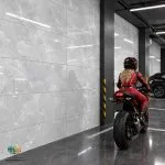 سرامیک خاک سفید لوتوس براق کاشی ماهان سرام سرامیک خاک سفید لوتوس براق کاشی ماهان سرام محصولی است که با رنگ زمینه روشن، ظاهر براق و ابعاد ۱۲۰×۴۰ سانتی‌متر می‌تواند برای طراحی فضاهای داخلی مورد بررسی قرار گیرد. طرح سنگی و رگه‌های قابل مشاهده در تصویر محصول، جلوه‌ای طبیعی و امروزی ایجاد می‌کنند و امکان ترکیب آن با متریال‌هایی مانند چوب، فلز و رنگ‌های خنثی را فراهم می‌سازند. در ادامه، مشخصات قابل تشخیص سرامیک خاک سفید لوتوس براق کاشی ماهان سرام ، مزایای ظاهری، کاربردهای مناسب و نکاتی را بررسی می‌کنیم که پیش از خرید این سرامیک باید در نظر داشته باشید. سرامیک خاک سفید لوتوس براق کاشی ماهان سرام از محصولاتی است که می‌توان آن را برای پروژه‌های ساختمانی با رویکرد طراحی روشن و مدرن در نظر گرفت. زمینه روشن و رگه‌های ظریف طرح سنگ در ظاهر سرامیک خاک سفید لوتوس براق کاشی ماهان سرام ، امکان استفاده از آن را در فضاهایی فراهم می‌کند که ایجاد حس نظم، روشنایی و هماهنگی بصری اهمیت دارد.