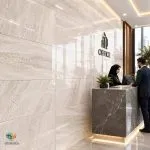 سرامیک خاک سفید تانزانیت براق کاشی ماهان سرام سرامیک خاک سفید تانزانیت براق کاشی ماهان سرام یکی از گزینه‌هایی است که می‌توان برای ایجاد فضایی روشن، منظم و امروزی بررسی کرد. سرامیک خاک سفید تانزانیت براق کاشی ماهان سرام در ابعاد ۱۲۰×۴۰ سانتی‌متر معرفی شده و ظاهر آن در تصویر محصول، زمینه‌ای روشن با رگه‌ها و بافت‌های طبیعی شبیه سنگ را نشان می‌دهد. سطح براق و تنوع طرح در سه فیس نیز از ویژگی‌هایی هستند که در انتخاب و نحوه استفاده از این سرامیک اهمیت دارند. در این مقاله، مشخصات ظاهری، ویژگی‌های بدنه، نوع لعاب، مزایای سه فیس بودن، کاربردهای پیشنهادی و نکات خرید و نگهداری سرامیک خاک سفید تانزانیت براق کاشی ماهان سرام را بررسی می‌کنیم تا بتوانید با آگاهی بیشتری درباره استفاده از آن در پروژه ساختمانی خود تصمیم بگیرید. انتخاب سرامیک مناسب یکی از مراحل مهم در طراحی و تکمیل فضای داخلی ساختمان است. رنگ، طرح، ابعاد، نوع لعاب و کیفیت اجرای سرامیک می‌توانند تأثیر زیادی بر ظاهر نهایی محیط داشته باشند. به همین دلیل، هنگام خرید سرامیک بهتر است علاوه بر زیبایی ظاهری، به کاربرد موردنظر، شرایط نگهداری و تناسب محصول با سبک دکوراسیون نیز توجه کنید.