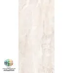 سرامیک خاک سفید جاسپر براق کاشی ماهان سرام؛ بررسی ویژگی‌ها و کاربردها سرامیک خاک سفید جاسپر براق کاشی ماهان سرام محصولی با زمینه روشن، جلوه براق و ابعاد ۱۲۰×۴۰ سانتی‌متر است. ظاهر این محصول، مطابق تصویر ارائه‌شده، دارای طیف رنگی سفید مایل به کرم و رگه‌ها و تغییرات ملایم بافتی است که می‌تواند در طراحی فضاهای روشن و امروزی مورد توجه قرار بگیرد. ابعاد مستطیلی سرامیک خاک سفید جاسپر براق کاشی ماهان سرام امکان اجرای چیدمان‌های متنوع را فراهم می‌کند و سطح براق آن می‌تواند با بازتاب نور، به روشن‌تر دیده شدن محیط کمک کند. البته نتیجه نهایی به میزان نور محیط، رنگ سایر متریال‌ها و نحوه نصب بستگی دارد. در این مقاله، ویژگی‌های ظاهری سرامیک خاک سفید جاسپر براق کاشی ماهان سرام، کاربردهای پیشنهادی، تفاوت لعاب براق با سطوح مات، مفهوم سه فیس بودن و نکات مهم خرید و نگهداری آن را بررسی می‌کنیم. انتخاب سرامیک مناسب یکی از مراحل مهم در طراحی و بازسازی فضاهای داخلی است. رنگ، طرح، ابعاد، نوع لعاب و هماهنگی محصول با سایر اجزای دکوراسیون می‌توانند تأثیر زیادی بر نتیجه نهایی داشته باشند. به همین دلیل، پیش از خرید سرامیک بهتر است علاوه بر ظاهر آن، به کاربرد موردنظر و شرایط استفاده نیز توجه کنید.