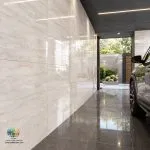 سرامیک خاک سفید جاسپر براق کاشی ماهان سرام؛ بررسی ویژگی‌ها و کاربردها سرامیک خاک سفید جاسپر براق کاشی ماهان سرام محصولی با زمینه روشن، جلوه براق و ابعاد ۱۲۰×۴۰ سانتی‌متر است. ظاهر این محصول، مطابق تصویر ارائه‌شده، دارای طیف رنگی سفید مایل به کرم و رگه‌ها و تغییرات ملایم بافتی است که می‌تواند در طراحی فضاهای روشن و امروزی مورد توجه قرار بگیرد. ابعاد مستطیلی سرامیک خاک سفید جاسپر براق کاشی ماهان سرام امکان اجرای چیدمان‌های متنوع را فراهم می‌کند و سطح براق آن می‌تواند با بازتاب نور، به روشن‌تر دیده شدن محیط کمک کند. البته نتیجه نهایی به میزان نور محیط، رنگ سایر متریال‌ها و نحوه نصب بستگی دارد. در این مقاله، ویژگی‌های ظاهری سرامیک خاک سفید جاسپر براق کاشی ماهان سرام، کاربردهای پیشنهادی، تفاوت لعاب براق با سطوح مات، مفهوم سه فیس بودن و نکات مهم خرید و نگهداری آن را بررسی می‌کنیم. انتخاب سرامیک مناسب یکی از مراحل مهم در طراحی و بازسازی فضاهای داخلی است. رنگ، طرح، ابعاد، نوع لعاب و هماهنگی محصول با سایر اجزای دکوراسیون می‌توانند تأثیر زیادی بر نتیجه نهایی داشته باشند. به همین دلیل، پیش از خرید سرامیک بهتر است علاوه بر ظاهر آن، به کاربرد موردنظر و شرایط استفاده نیز توجه کنید.