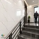 سرامیک خاک سفید مدیسون براق کاشی ماهان سرام؛ بررسی ویژگی‌ها و کاربردها سرامیک خاک سفید مدیسون براق کاشی ماهان سرام یکی از گزینه‌هایی است که به دلیل زمینه سفید، رگه‌های ظریف با ظاهر سنگی و سطح براق، می‌تواند برای طراحی فضاهای داخلی مورد توجه قرار بگیرد. ترکیب رنگ روشن و نقش‌های مرمری این محصول، امکان هماهنگی با طیف متنوعی از رنگ‌های دکوراسیون را فراهم می‌کند. سرامیک خاک سفید مدیسون براق کاشی ماهان سرام در ابعاد 120×40 سانتی‌متر معرفی شده است و ظاهر آن برای افرادی مناسب است که به طرح‌های روشن و سنگ‌مانند علاقه دارند. در ادامه، ویژگی‌های ظاهری، کاربردها، مزایا و نکات مهم خرید و نگهداری سرامیک خاک سفید مدیسون براق کاشی ماهان سرام را بررسی می‌کنیم تا انتخاب آگاهانه‌تری داشته باشید. انتخاب سرامیک مناسب یکی از مراحل مهم در طراحی و بازسازی ساختمان است. رنگ، طرح، ابعاد، نوع لعاب و کیفیت نصب می‌توانند تأثیر قابل توجهی بر ظاهر نهایی فضا داشته باشند. محصولی که از نظر رنگ و طرح با سبک دکوراسیون هماهنگ باشد، به ایجاد محیطی منظم، زیبا و متناسب با سلیقه افراد کمک می‌کند.