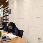 سرامیک خاک سفید تولسا مات کاشی ماهان سرام؛ انتخابی برای طراحی مدرن سرامیک خاک سفید تولسا مات کاشی ماهان سرام محصولی با ابعاد ۱۲۰×۴۰ سانتیمتر، سطح مات و طرح روشن است که میتواند برای طراحی فضاهایی با سبک مدرن، ساده و مینیمال مورد بررسی قرار گیرد. رنگ روشن سرامیک خاک سفید تولسا مات کاشی ماهان سرام امکان ترکیب آن با متریالهای مختلف را فراهم میکند و سطح مات آن برای افرادی که ظاهر آرام و کمدرخشش را ترجیح میدهند، گزینهای قابل توجه است. سرامیک خاک سفید تولسا مات کاشی ماهان سرام از محصولات مجموعه ماهان سرام است که با توجه به رنگ روشن، بافت ظاهری و فرم مستطیلی خود میتواند در پروژههای مختلف ساختمانی مورد استفاده قرار گیرد. در ادامه، ویژگیهای ظاهری، کاربردها، مزایا، نکات نصب و روش نگهداری از سرامیک خاک سفید تولسا مات کاشی ماهان سرام را بررسی میکنیم تا بتوانید با آگاهی بیشتری درباره انتخاب آن تصمیم بگیرید.