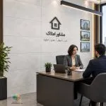 سرامیک خاک سفید تولسا طوسی مات کاشی ماهان سرام سرامیک خاک سفید تولسا طوسی مات کاشی ماهان سرام با ابعاد ۱۲۰×۴۰ سانتیمتر، رنگ طوسی و سطح مات، گزینهای قابل بررسی برای افرادی است که به دنبال ایجاد فضایی ساده، منظم و امروزی هستند. ابعاد مستطیلی امکان اجرای طرحهای متنوع دیواری را فراهم میکند و رنگ طوسی آن میتواند در دکوراسیونهای مینیمال، مدرن و صنعتی مورد استفاده قرار گیرد. یکی از ویژگیهای مهم سرامیک خاک سفید تولسا طوسی مات کاشی ماهان سرام ، سه فیس بودن آن است. این ویژگی به معنای وجود سه طرح سطحی متفاوت از یک مدل سرامیک است که در صورت توزیع صحیح هنگام نصب، میتواند از یکنواختی بیش از حد سطح جلوگیری کند و جلوه طبیعیتری به دیوار ببخشد. سرامیک خاک سفید تولسا طوسی مات کاشی ماهان سرام محصولی با طراحی مستطیلی و رنگ طوسی است که برای افرادی با سلیقه ساده و مدرن میتواند انتخاب مناسبی باشد. این رنگ در مقایسه با رنگهای بسیار روشن، جلوهای متعادلتر ایجاد میکند و در کنار رنگهای تیره نیز کنتراست جذابی به وجود میآورد. در ادامه، مشخصات ظاهری، کاربردها، مزایا، نکات نصب و روش نگهداری سرامیک خاک سفید تولسا طوسی مات کاشی ماهان سرام را بررسی میکنیم تا انتخاب این محصول برای پروژه ساختمانی با آگاهی بیشتری انجام شود.
