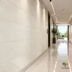 سرامیک خاک سفید رامان مات کاشی ماهان سرام؛ انتخابی برای دکوراسیون مدرن سرامیک خاک سفید رامان مات کاشی ماهان سرام محصولی با زمینه روشن، رگه‌های ظریف و طبیعی شبیه سنگ، سطح مات و ابعاد ۱۲۰×۴۰ سانتی‌متر است. ترکیب این ویژگی‌ها، امکان استفاده از آن را در طرح‌های مختلف دکوراسیون فراهم می‌کند؛ به‌خصوص در فضاهایی که هدف، ایجاد ظاهری روشن، آرام و هماهنگ با متریال‌های مدرن است. سرامیک خاک سفید رامان مات کاشی ماهان سرام از محصولاتی است که ظاهر روشن و طرح الهام‌گرفته از سنگ را با سطحی مات ترکیب می‌کند. زمینه کرم بسیار روشن متمایل به سفید و رگه‌های باریک و نامنظم آن، جلوه‌ای ملایم ایجاد می‌کنند که می‌تواند با رنگ‌ها و متریال‌های متنوع هماهنگ شود. یکی از ویژگی‌های مهم سرامیک خاک سفید رامان مات کاشی ماهان سرام چهار فیس بودن طرح آن است. وجود چهار فیس به این معناست که طرح سطح سرامیک در چهار نسخه تصویری متفاوت ارائه می‌شود. این تنوع می‌تواند به طبیعی‌تر دیده شدن سطح پوشش‌داده‌شده کمک کند و از تکرار کاملاً یکسان نقش‌ها در کنار یکدیگر بکاهد. در ادامه، مشخصات قابل شناسایی سرامیک خاک سفید رامان مات کاشی ماهان سرام، ویژگی‌های ظاهری، کاربردهای پیشنهادی و نکاتی را بررسی می‌کنیم که پیش از خرید و نصب باید در نظر داشته باشید.