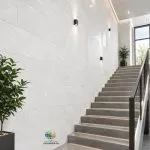 سرامیک خاک سفید بهسان روشن مات کاشی ماهان سرام سرامیک خاک سفید بهسان روشن مات کاشی ماهان سرام محصولی با رنگ زمینه روشن و لعاب مات است که می‌تواند در طراحی فضاهای ساده، امروزی و مینیمال مورد استفاده قرار گیرد. رنگ روشن معمولاً به انعکاس بهتر نور محیط کمک می‌کند و باعث می‌شود فضا از نظر بصری بازتر و آرام‌تر به نظر برسد. سرامیک خاک سفید بهسان روشن مات کاشی ماهان سرام با ابعاد ۱۲۰×۴۰ سانتی‌متر و لعاب مات، برای افرادی مناسب است که به ظاهر ساده، روشن و متعادل در فضای داخلی اهمیت می‌دهند. همچنین چهار فیس بودن سرامیک خاک سفید بهسان روشن مات کاشی ماهان سرام، امکان ایجاد تنوع بصری بیشتری را در چیدمان فراهم می‌کند. البته برای انتخاب نهایی، لازم است شرایط محل نصب، مشخصات فنی و تناسب محصول با نوع کاربری فضا نیز بررسی شود. در این مقاله، ویژگی‌های ظاهری سرامیک خاک سفید بهسان روشن مات کاشی ماهان سرام، کاربردهای پیشنهادی، نکات خرید، اصول نصب و روش‌های صحیح نظافت آن را بررسی می‌کنیم.