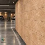 سرامیک خاک سفید راکفورد تیره مات کاشی ماهان سرام سرامیک خاک سفید راکفورد تیره مات کاشی ماهان سرام یکی از گزینههایی است که با طرح سنگی، رنگ تیره متمایل به قهوهای و بژ گرم، ابعاد کشیده ۱۲۰×۴۰ سانتیمتر و سطح مات، میتواند در طراحی دیوارهای ساختمان مورد استفاده قرار بگیرد. ترکیب رنگ این محصول امکان هماهنگکردن آن با متریالهایی مانند بتن، سنگ، فلز و رنگهای خنثی را فراهم میکند. در این مطلب، ویژگیهای ظاهری سرامیک خاک سفید راکفورد تیره مات کاشی ماهان سرام ، اهمیت لعاب مات و سهفیس بودن، کاربردهای مناسب، نکات نصب و عوامل مؤثر بر انتخاب و قیمت آن را بررسی میکنیم تا بتوانید با آگاهی بیشتری برای خرید تصمیم بگیرید. سرامیک خاک سفید راکفورد تیره مات کاشی ماهان سرام با طرحی الهامگرفته از بافت سنگ طبیعی طراحی شده است. در سطح این محصول، ترکیبی از رگهها، لکههای ظریف و تغییرات رنگی دیده میشود که از یکنواختی بیش از حد سطح جلوگیری میکند و به دیوار جلوهای طبیعیتر میبخشد.